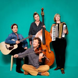 Les membres du groupe Æncre : Nathan Adenot, Adeline Dillenseger (veste jaune), Annabelle Galland (chemise) et Elisabeth Kurst (veste jean) posent Æncre